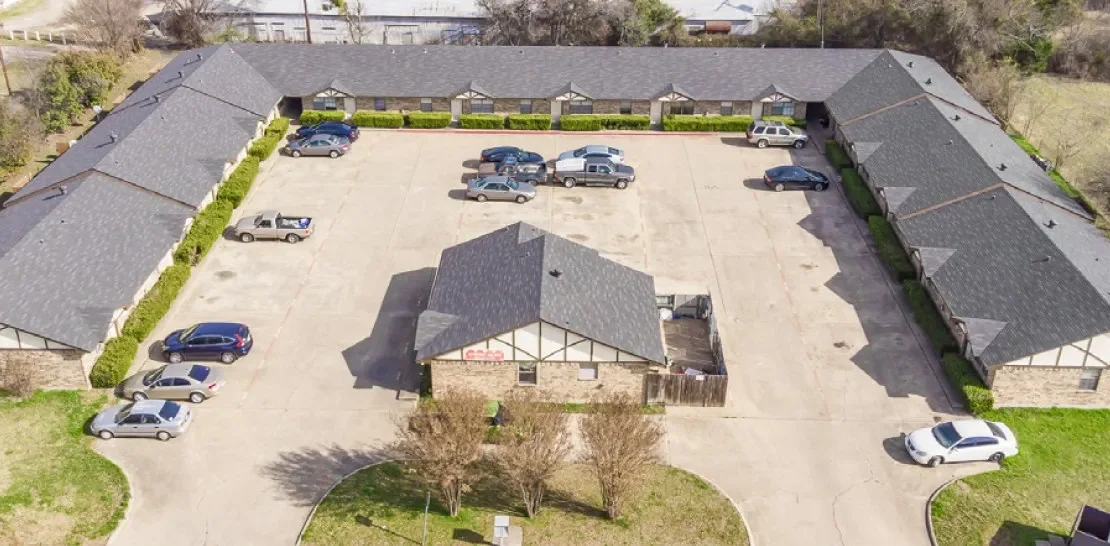 Aerial view of Summit Place U-shaped apartment complex with central parking in Red Oak, Texas